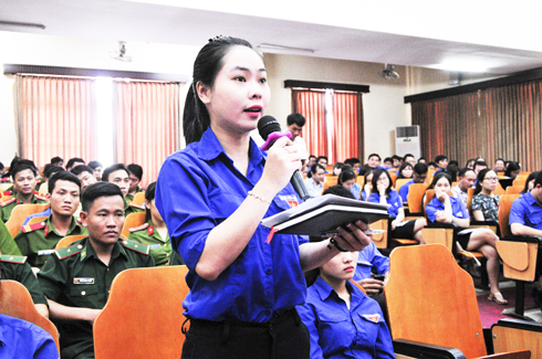 Các đoàn viên - thanh niên đặt câu hỏi cho Chủ tịch UBND tỉnh