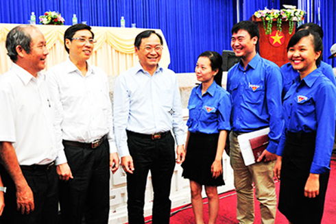 Lãnh đạo tỉnh trao đổi với các đoàn viên - thanh niên