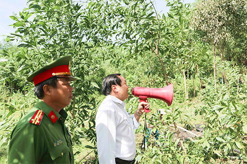 Ông Phan Văn Sửu - Phó Chủ tịch UBND huyện Khánh Sơn trực tiếp đến hiện trường chỉ đạo chữa cháy
