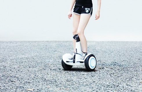 Xiaomi bất ngờ ra mắt máy chiếu, xe cân bằng và bàn chải siêu âm