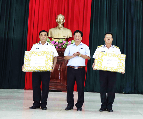 Ban Tuyên giáo Tỉnh ủy tặng quà lưu niệm cho Vùng 4 Hải quân và Lữ đoàn 146