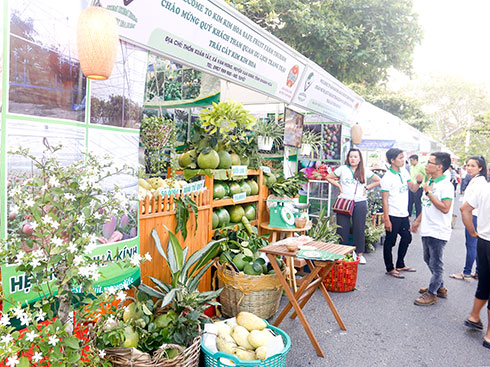 Rộn ràng phiên chợ nông sản