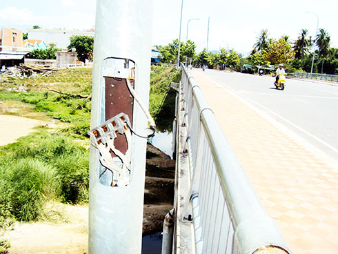 Trụ đèn không có nắp đậy