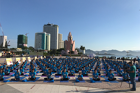 Quang cảnh buổi đồng diễn Yoga tại Quảng trường 2 tháng 4.