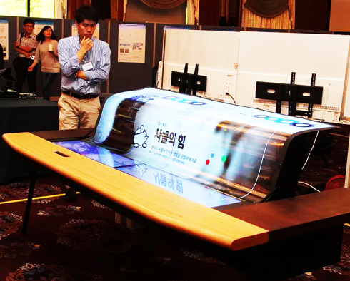 Ra mắt màn hình OLED trong suốt khổng lồ, uốn dẻo như dòng suối