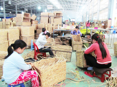 Sản xuất các mặt hàng mây tre tại Hợp tác xã Vĩnh Phước, thị xã Ninh Hòa