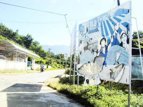 Nên thay mới bảng tuyên truyền