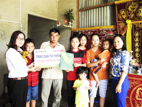 Lãnh đạo Báo Khánh Hòa và đại diện Vietcombank Nha Trang trao tiền  ủng hộ cho gia đình anh Hàng Văn Thoại