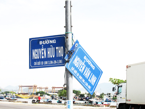 Cần lắp đặt lại biển tên đường