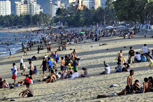 Vào tù vì trộm đồ của khách tắm biển