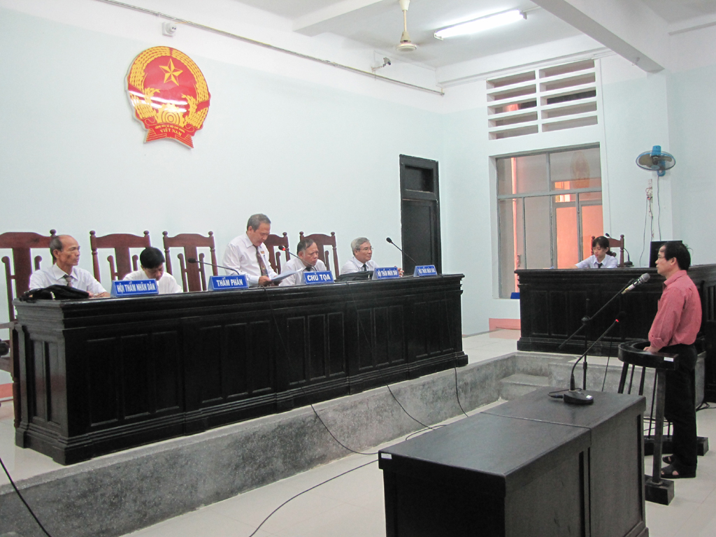 Tiếp tục trả hồ sơ vụ tham ô tài sản