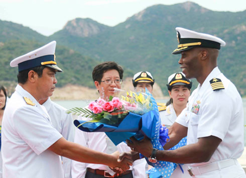 Tàu khu trục Hải quân Hoa Kỳ cập cảng Quốc tế Cam Ranh