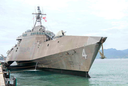 Tàu USS Coronado neo tại cảng Quốc tế Cam Ranh.