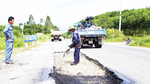 Nhà thầu thi công vá các ổ gà trên tuyến Quốc lộ 27C