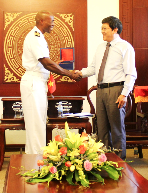 Đồng chí Nguyễn Duy Bắc  tặng quà lưu niệm cho Đại tá Lex Walker