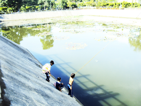 Nguy hiểm khi ngồi câu cá ven hồ