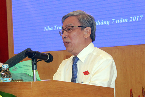 Ông Lê Xuân Thân báo cáo hoạt động HĐND tỉnh 6 tháng đầu năm và phương hướng hoạt động 6 tháng cuối năm 2017