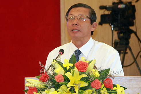 Ông Trần Ngọc Thanh trình bày báo cáo tại phiên khai mạc.