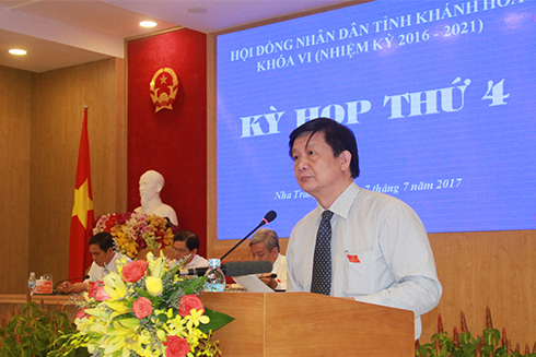 Ông Trần Sơn Hải - Ủy viên Ban Thường vụ Tỉnh ủy, Phó Chủ tịch UBND tỉnh  trình bày báo cáo về tình hình thực hiện nhiệm vụ kinh tế - xã hội 6 tháng đầu năm, phương hướng, nhiệm vụ 6 tháng cuối năm.