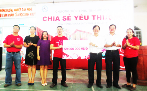 Đại diện Prudential trao kinh phí hỗ trợ cho trung tâm