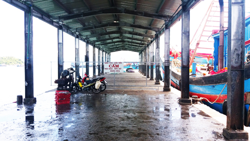 Cầu cảng Vĩnh Lương có nguy cơ bị sập