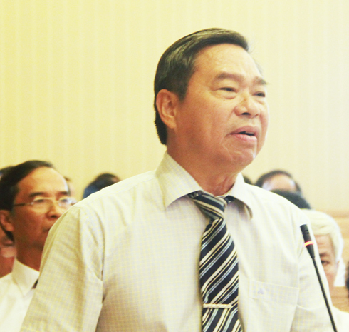 Ông Nguyễn Công Định - Giám đốc Sở Giao thông vận tải trả lời tại phiên họp.