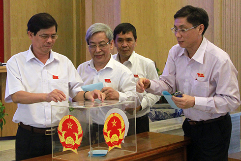  Các đại biểu bỏ phiếu bầu bổ sung Ủy viên UBND tỉnh nhiệm kỳ 2016-2021 đối với ông Nguyễn Văn Danh