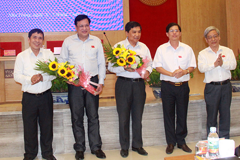 Thường trực HĐND tỉnh tặng hoa cho các ông: Lê Hữu Thọ và Nguyễn Văn Danh  