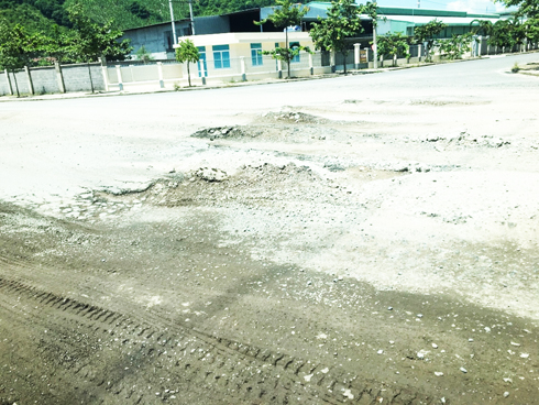 Đường vào Cụm công nghiệp Đắc Lộc xuống cấp