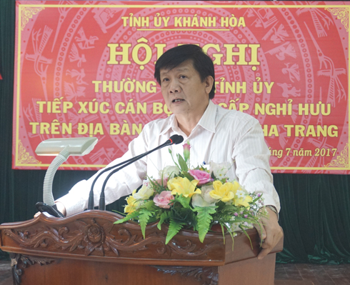 Ông Trần Sơn Hải báo cáo tình hình kinh tế - xã hội 6 tháng đầu năm.