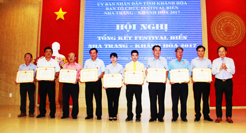 Đồng chí Nguyễn Đắc Tài trao bằng khen cho các tập thể đã hỗ trợ cho  Festival Biển 2017