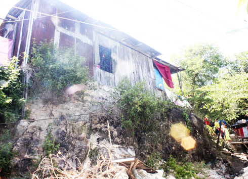 Chênh vênh trên vách núi