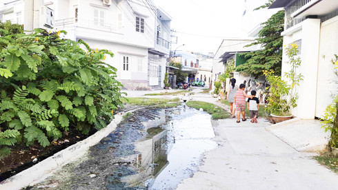 Tổ dân phố 16, phường Vĩnh Hòa, TP. Nha Trang không được đầu tư hệ thống thu gom nước thải, trong khi đó người dân xả nước thải trực tiếp ra đường khiến khu dân cư này bị ô nhiễm nghiêm trọng