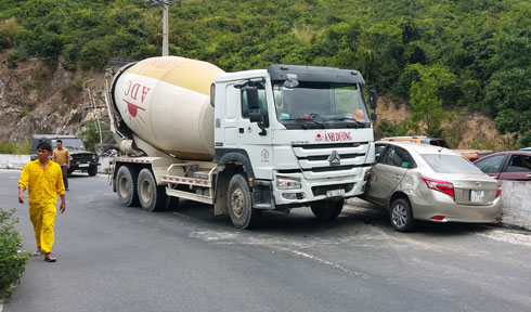 Xe trộn bê tông &quot;kẹp&quot; xe hơi trên đèo Cù Hin