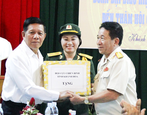 Ông Trần Văn Hạnh (bên phải) tặng quà cho trưởng đoàn cán bộ cao cấp Hiệp hội Cựu chiến binh quốc gia Lào