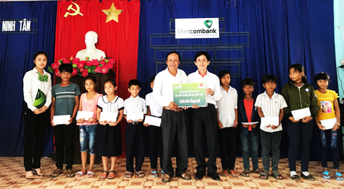 Trao 20 suất học bổng cho học sinh dân tộc thiểu số xã Ninh Tân