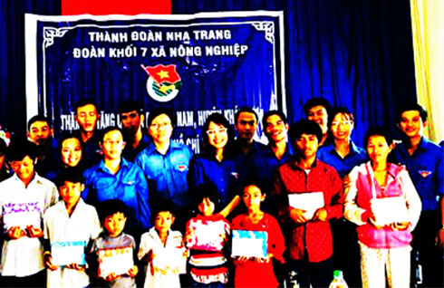 Thăm, tặng quà người dân xã Ba Cụm Nam