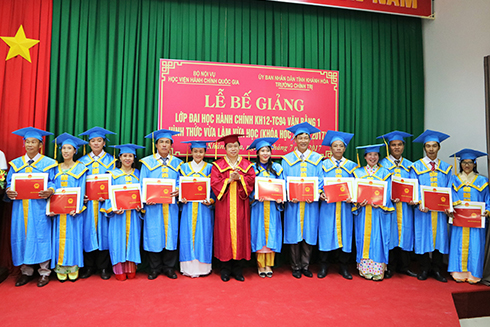 Bế giảng lớp đại học hành chính khóa 2012-2017