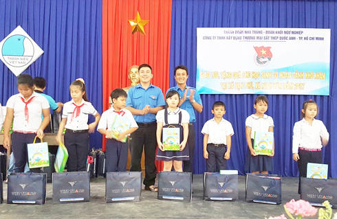 Trao 65 phần quà cho học sinh nghèo vượt khó