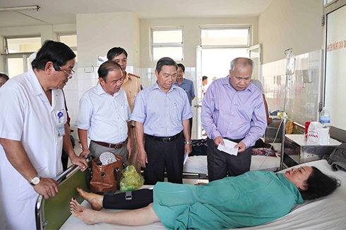 Lãnh đạo tỉnh thăm, trao tiền hỗ trợ nạn nhân vụ lật xe