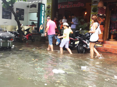Nha Trang: Mưa lớn, phố Tây bị ngập