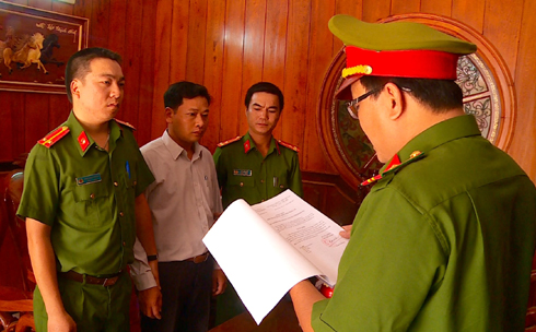 Cơ quan cảnh sát điều tra Công an tỉnh Khánh Hòa tống đạt quyết định bắt tạm giam ông Hải hồi tháng 4.
