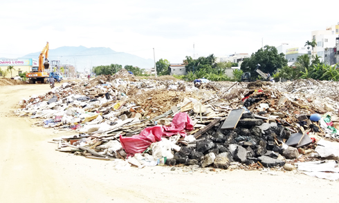 Công trường thành bãi rác?