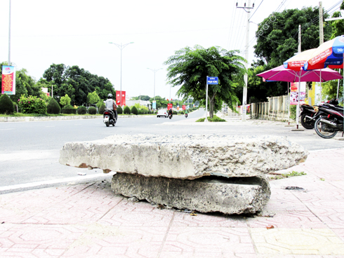 Tảng bê tông gây cản trở giao thông