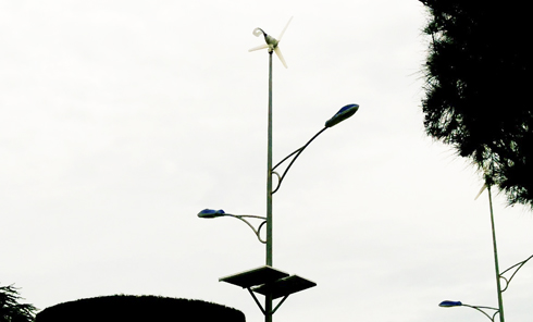 6 trụ điện năng lượng gió bỏ hoang