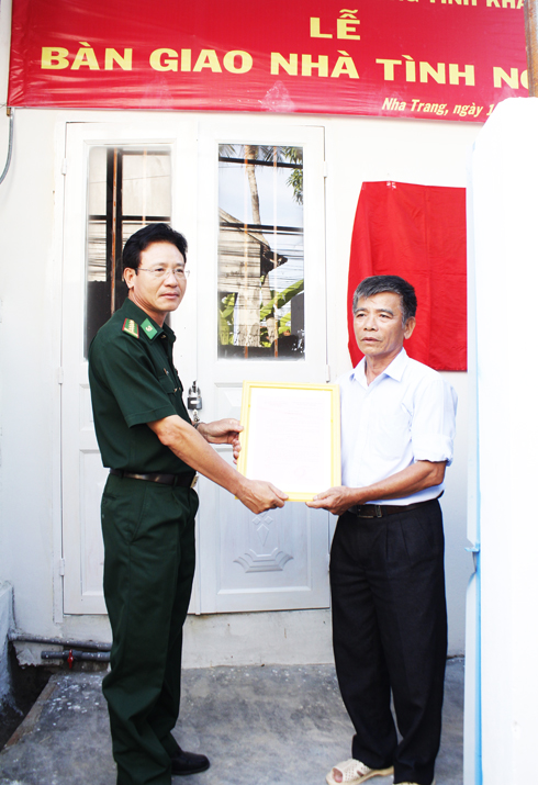 Bàn giao nhà tình nghĩa và tặng quà cho Bà mẹ Việt Nam Anh hùng