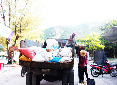 Xe thu gom rác ở khu vực bãi Nồm trên đảo Bình Ba