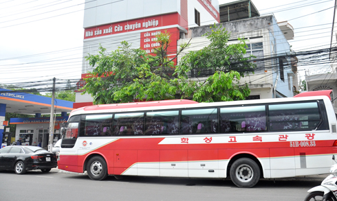 Xe du lịch &quot;bao vây&quot; nhà dân