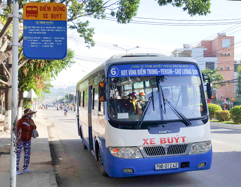 Một số điểm dừng xe buýt vắng khách lên xuống.