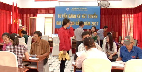 Thí sinh đến tư vấn xét tuyển tại Trường Đại học Nha Trang. 